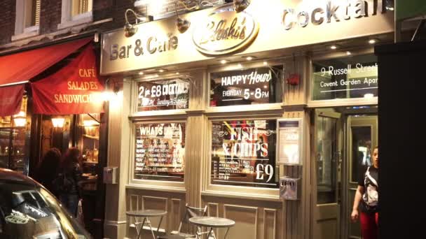 Риба із смаженою картоплею ресторан в Лондоні Ковент-Гарден - Лондон, Англія — стокове відео