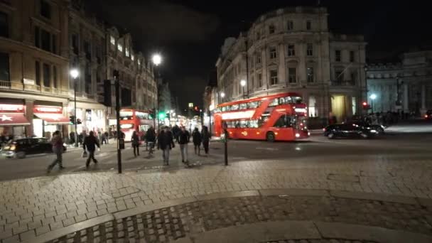 Typické londýnské ulice široký úhel pohledu zastřelil - Londýn, Anglie — Stock video