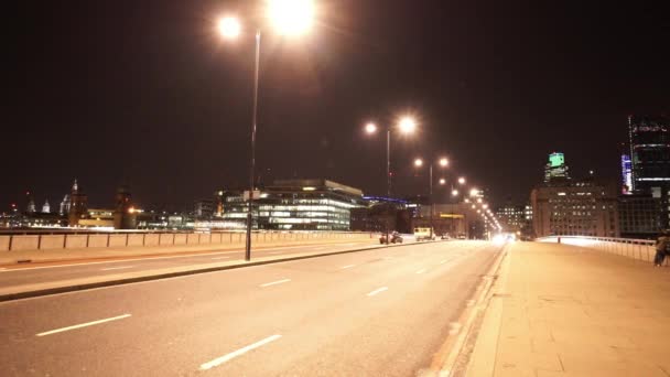 London Bridge bij nacht - Londen, Engeland — Stockvideo