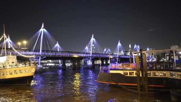 Fantastische avond shot van het gouden jubileum Bridge in Londen - Londen, Engeland — Stockvideo