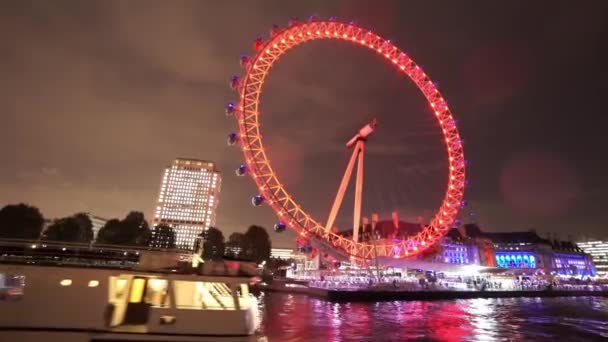Fantástica toma nocturna de London Eye solo para uso editorial - LONDRES, INGLATERRA — Vídeo de stock