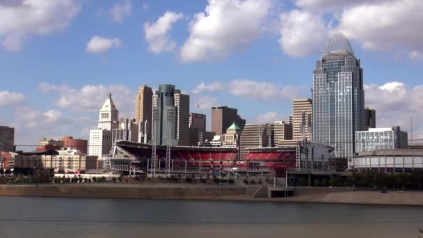 Stad van Cincinnati en grote Amerikaanse Ballpark - Cincinnati, Ohio Usa — Stockvideo