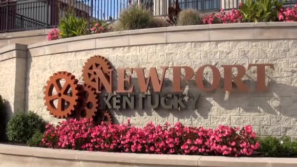 Avond schot van Cincinnati Skyline - Newport, Kentucky, Verenigde Staten — Stockvideo