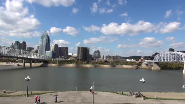 Pontes sobre Ohio River Cincinnati skyline - CINCINNATI, OHIO EUA — Vídeo de Stock