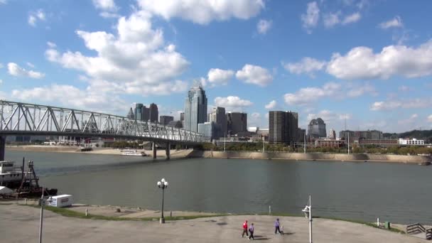 Bruggen over de skyline van de Ohio-rivier Cincinnati - Cincinnati, Ohio Usa — Stockvideo