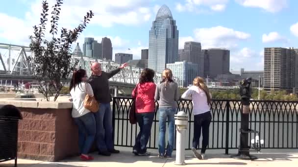 Семья, глядящая на Cincati Skyline, не выпускает модели - CINCINNATI, OHIO USA — стоковое видео