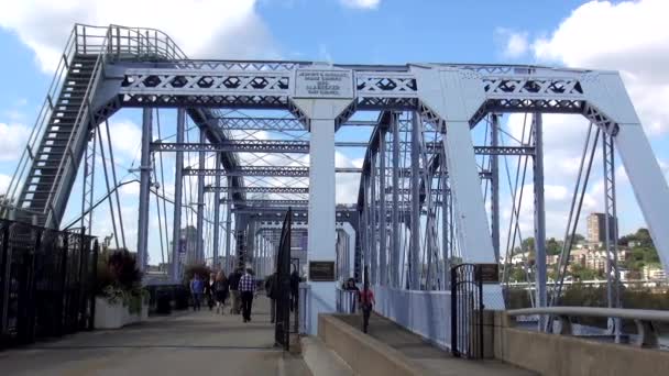 古い鋼橋終わるオハイオ州川 - シンシナティ、オハイオ州アメリカ合衆国 — ストック動画