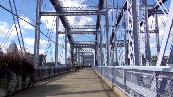 オハイオ川 - アメリカ シンシナティ、オハイオ州の古い歩道橋 — ストック動画