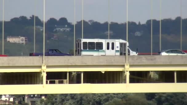 Autobus sul ponte sul fiume Ohio per il Kentucky - CINCINNATI, OHIO USA — Video Stock