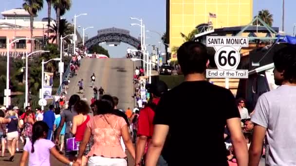 Ludzie chodzą na Santa Monica Pier Los Angeles — Wideo stockowe