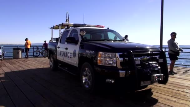 Polizeiauto auf der Santa Monica Pier los angeles — Stockvideo