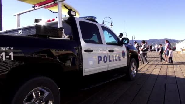 Polizeiauto auf der Santa Monica Pier los angeles — Stockvideo