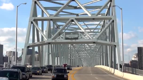 Moderno puente de acero Cincinnati Ohio - CINCINNATI, OHIO USA — Vídeos de Stock