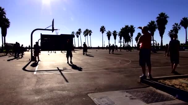 Basketball at Venice Beach LOS ANGELES — Stock Video