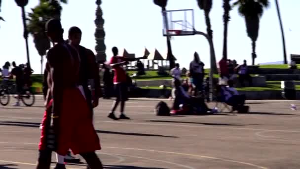 Basketball à Venice Beach LOS ANGELES — Video