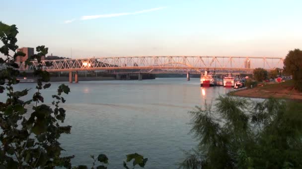 Prachtig uitzicht op rivier Ohio bij zonsondergang - Cincinnati, Ohio Usa — Stockvideo