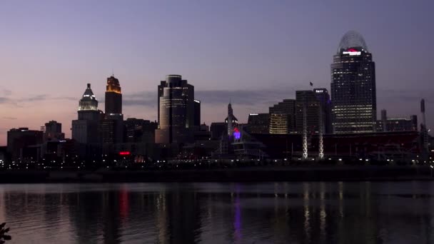 Scena serale di Cincinnati Skyline vista magnifica - CINCINNATI, OHIO USA — Video Stock