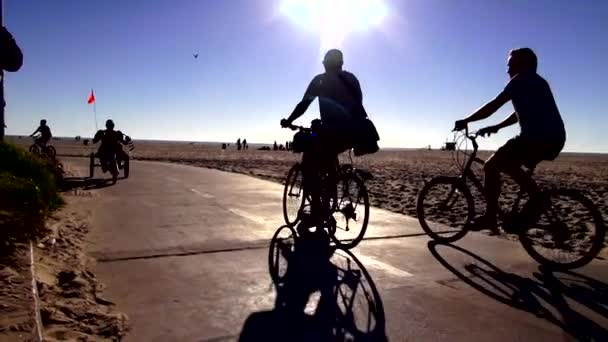 骑自行车的人在威尼斯海滩加利福尼亚州洛杉矶 — 图库视频影像