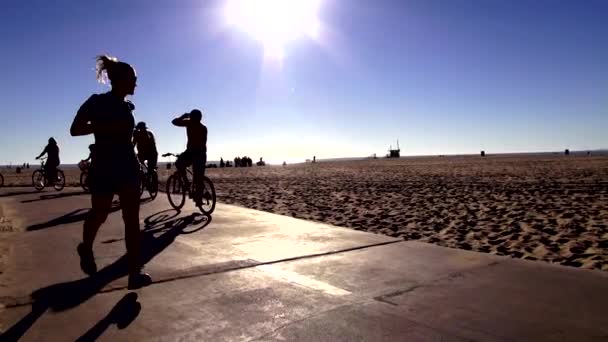 Cyklisté na Venice beach Los Angeles — Stock video