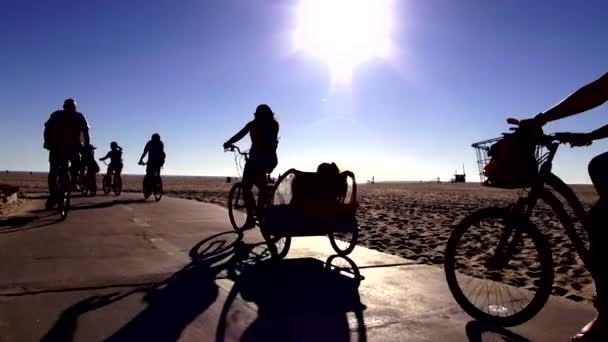 Ποδηλάτες στο Venice beach Λος Άντζελες — Αρχείο Βίντεο