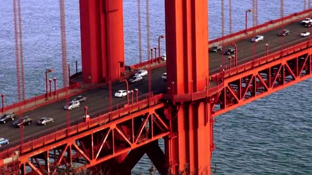 Tráfego de rua na Golden Gate Bridge - SAN FRANCISCO — Vídeo de Stock