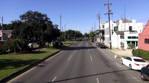 Conducerea pe o stradă prin New Orleans NEW ORLEANS, LOUISIANA USA — Videoclip de stoc