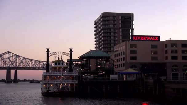 Новий Орлеан Riverwalk увечері річки Міссісіпі Новий Орлеан, Луїзіана США — стокове відео