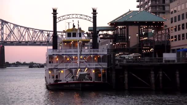 Barco no Riverwalk New Orleans NOVOS ORLEANS, LOUISIANA EUA — Vídeo de Stock