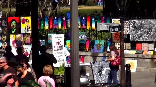 Słynna ulica Decatur w Nowym Orleanie sztuki ulicy sklepy Nowy Orlean, Luizjana, Usa — Wideo stockowe