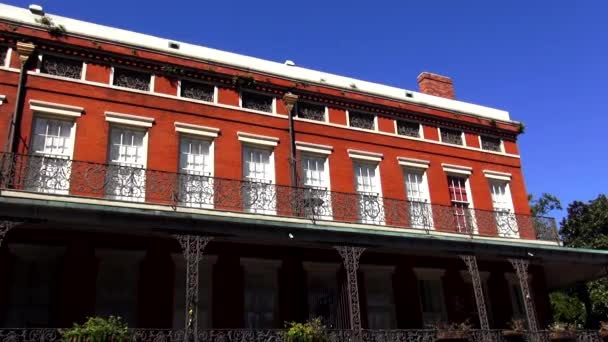 Krásná budova na Decatur Street New Orleans, Louisiana Usa — Stock video