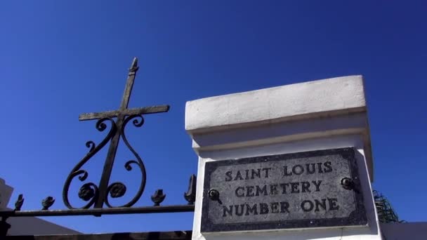 New Orleans St. Louis Cemetery Numero Uno Segno NUOVI ORLEANI, LOUISIANA USA — Video Stock