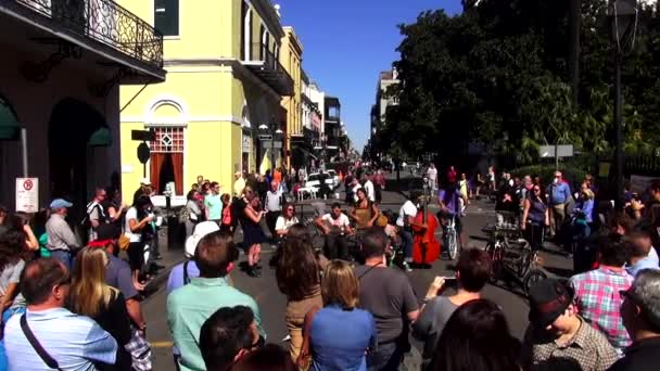 New Orleans French Quarter street musicos NEW ORLEANS, LOUISIANA USA — Vídeo de stock