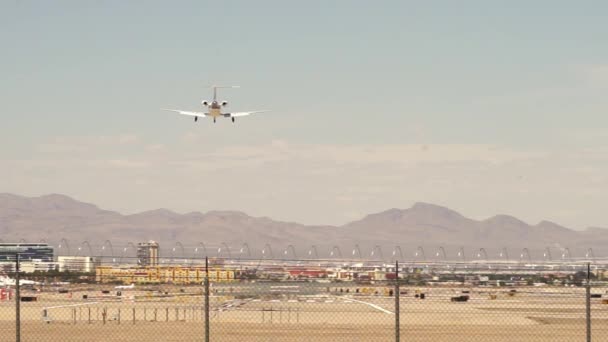 Flygplan som landar på bana - Las Vegas — Stockvideo