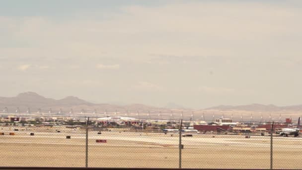 Startende vliegtuig op baan - Las Vegas — Stockvideo