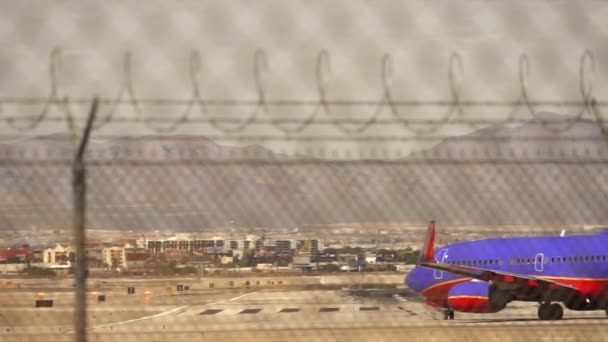 Repülőgép lép kifutópálya a felszállás - előkészítés Las Vegas — Stock videók