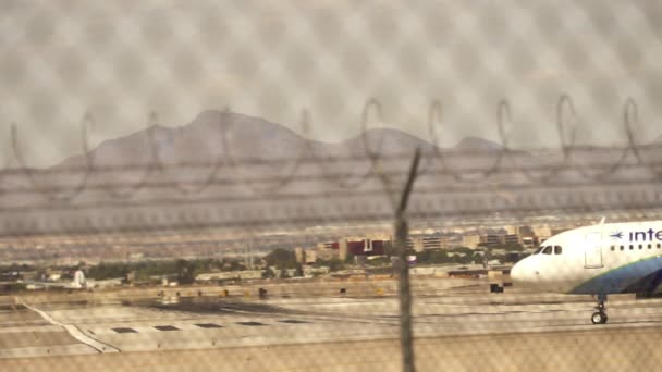 Zwei Flugzeuge auf der Landebahn startbereit - las vegas — Stockvideo