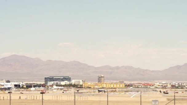 Menší letadlo vzlétne na dráze od McCarranova letiště Las Vegas - Las Vegas — Stock video