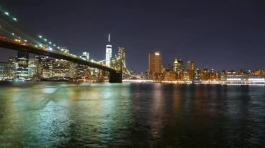 Brooklyn Köprüsü ve Manhattan Skyline gece tarafından hızlandırılmış atış
