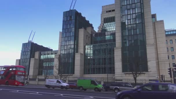 Serviço de Inteligência Secreta MI6 Building Londres, Inglaterra — Vídeo de Stock