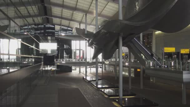 Londra Heathrow Havaalanı'nda modern Kraliçe'nin Terminal — Stok video