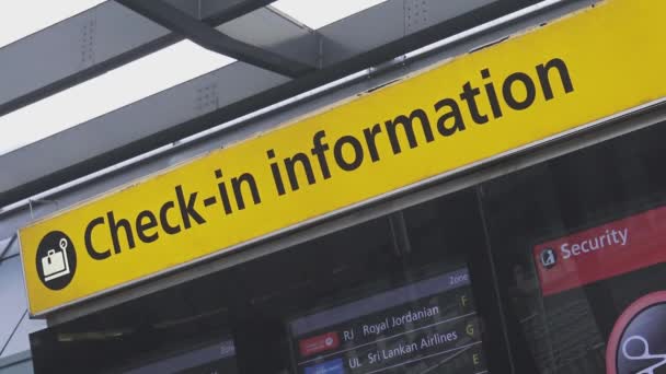 Aeroporto de Londres Heathrow - check-in exibição de informações — Vídeo de Stock