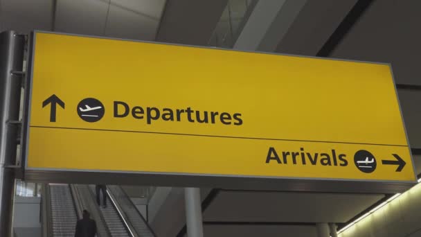 Vertrek en aankomst ondertekenen in London Heathrow Airport — Stockvideo