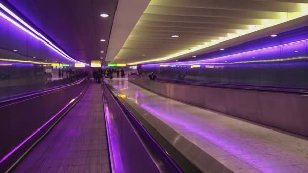 Pasarela futurista entre terminales en el aeropuerto de Heathrow de Londres — Vídeos de Stock