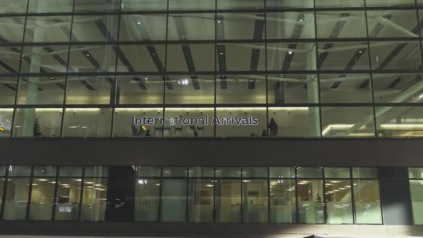Internationella ankomster på London Heathrow — Stockvideo