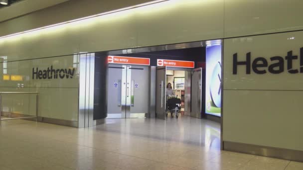 Llegadas al aeropuerto de Londres Heathrow — Vídeos de Stock