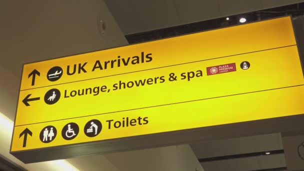 Zeichen uk Ankunft am Flughafen London-Heathrow — Stockvideo