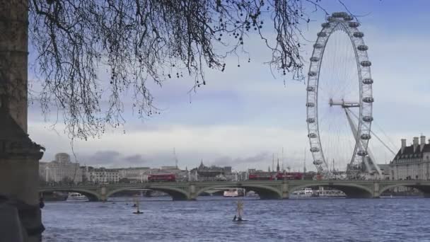 River Thames et London Eye par une journée ensoleillée Londres, Angleterre — Video