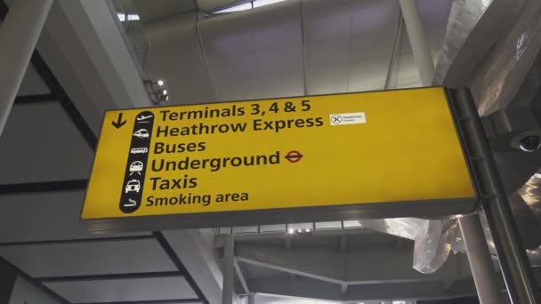 Richting teken tot terminals in London Heathrow Airport — Stockvideo