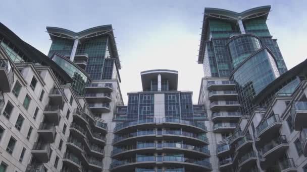 Moderna lägenheter på St. George Wharf London, England — Stockvideo