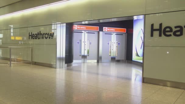 Llegadas al aeropuerto de Londres Heathrow — Vídeos de Stock